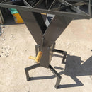 Base preta em formato de Y com suporte metálico e manivela de madeira para mesa ou bancada