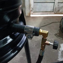 Conexão de mangueira com válvula e presilha metálica em equipamento preto