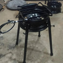 Fogareiro preto de três pernas com grade quadrada para fogão a gás em chão de concreto