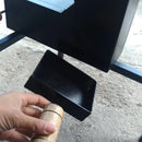 Mão segurando alça de madeira de bafo preto com coletor de cinzas removível